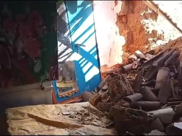 गुमला में जंगली हाथी का आतंक | गुमला में जंगली हाथी का आतंक: किसानों की फसलें और घर टूटे, लोगों ने भागकर बचाई जान - गुमला समाचार