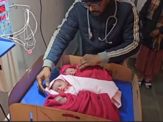 गोड्डा में महिला ने दिया तीन बच्चों को जन्म | गोदा में महिला ने दिया तीन बच्चों को जन्म: दो बेटे और एक बेटी के जन्म से परिवार में खुशी का माहौल, नवजात को देखने के लिए लगी भीड़ - गोड्डा समाचार