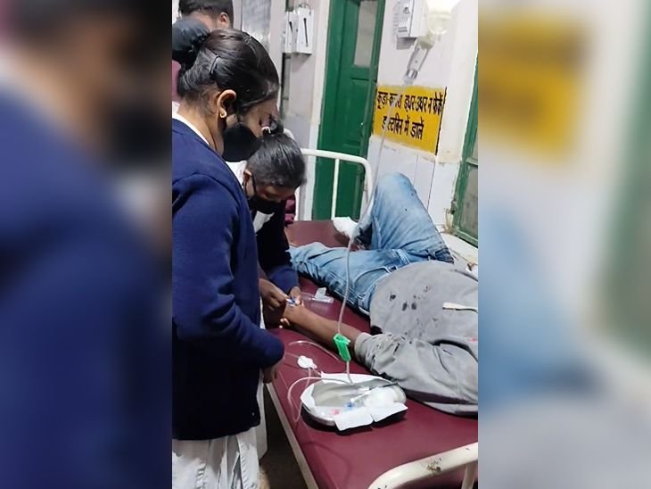 चक्रधरपुर में बाइक की टक्कर में दो युवक गंभीर | चक्रधरपुर में दो बाइक की टक्कर में दो युवाओं की गंभीर भिड़ंत: टाटा मैजिक ने कई टीमों को मारी टक्कर, ड्राइवर के लोगों ने की पिटाई - चाईबासा (पश्चिम सिंहभूम) News