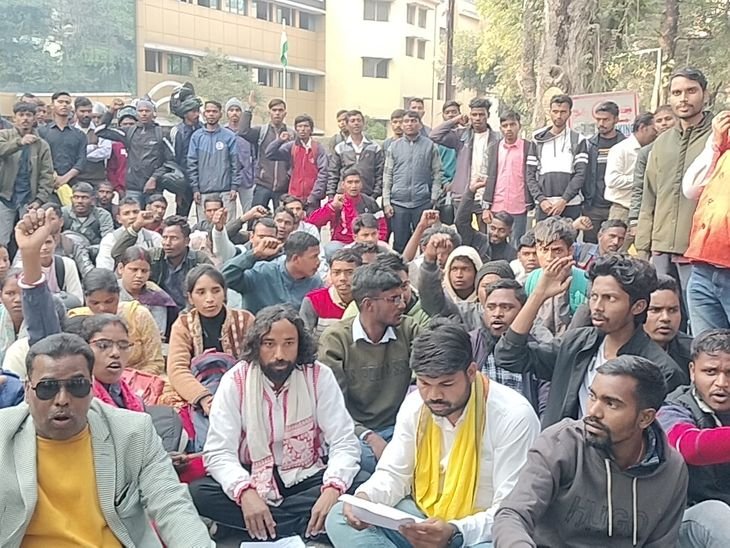 चौकीदार भर्ती परीक्षा रद्द करने की मांग | वीडियो फुटेज को रद्द करने की मांग: पिछड़ा वर्ग के छात्रों को मिल रहा राजनीतिक समर्थन, पिछड़ा का विरोध तेज -जमशेदपुर (पूर्वी सिंहभूम) समाचार