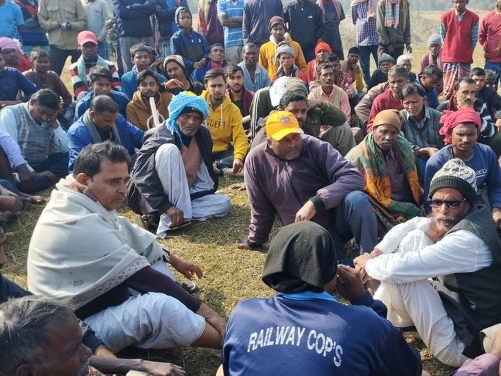 जमीन हड़पने के विरोध में ग्रामीणों का प्रदर्शन | जमीन पर कब्जे के विरोध में प्रदर्शनकारियों ने थाने में दी लिखित शिकायत, पुलिस ने बनाया घर का ताला बंद - Pakur News