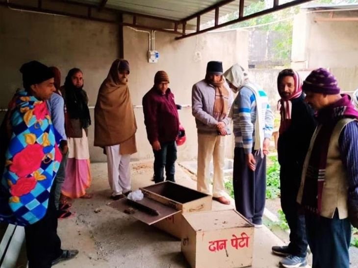 जसीडीह के प्रसिद्ध पागल बाबा आश्रम में चोरी | जसीडीह के प्रसिद्ध पागल बाबा आश्रम में चोरी: राधा-कृष्ण की चांदी की मुकुट समेत लाखों लाख कैश ले गए चोर, चोरी-छिपे चोरी - देवघर पुलिस समाचार