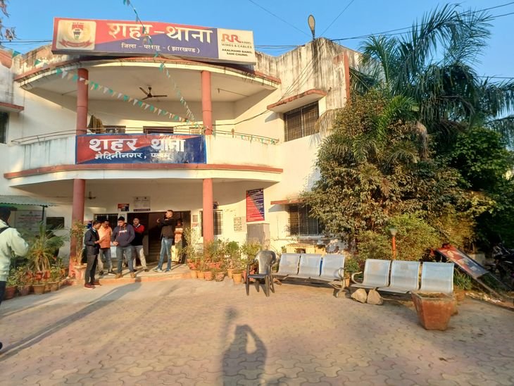 झारखंड में रखा चेक बनारस में कैश हुआ | झारखंड में रखे गए चेक बागानों में हुआ कैश: पलामू कल्याण विभाग में रखा गया चेक, निकले 2 लाख रुपये, जांच में जब्त - पुलिस पलामू समाचार