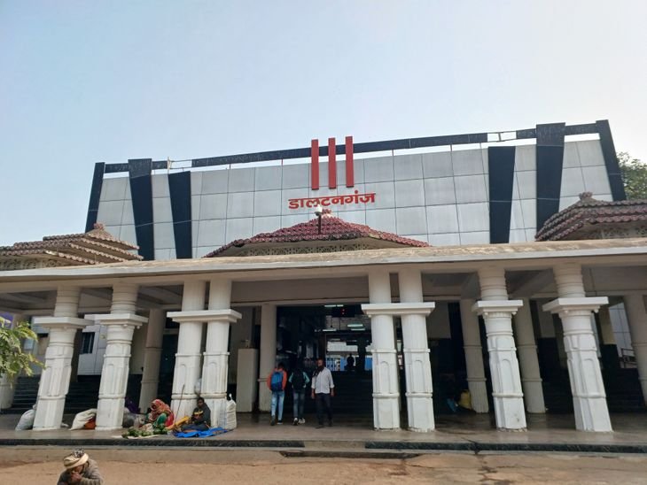 डाल्टनगंज रेलवे स्टेशन से बिहार का मानव तस्कर गिरफ्तार | बिहार के मानव तस्कर डाल्टनगंज रेलवे स्टेशन से गिरफ़्तार: बंधकों की मौत की निशानदेही, बोरिंग के लिए अवैध तरीक़ों से लाया गया था मज़दूर - पलामू समाचार