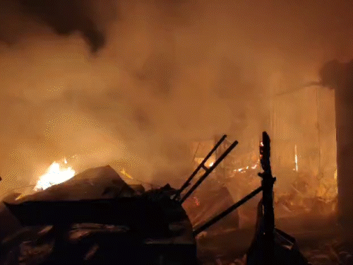 देवघर के मीना बाजार में लगी भीषण आग | देवघर के मीना बाजार में लगी भीषण आग: जल कर राख 25 से अधिक टुकड़े, करोड़ों की संपत्ति स्वाहा, 4 दिन पहले भी हुई थी भव्य आग - देवघर समाचार