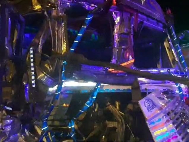 दो ट्रकों की भिड़ंत, चालक गंभीर रूप से घायल | दो ट्रकों के बीच हुई टक्कर, ड्राइवर गंभीर: एक घंटे तक ट्रक में फंसा रहा ड्राइवर, संकट के बाद बाहर निकला संकट - गिरिडीह समाचार