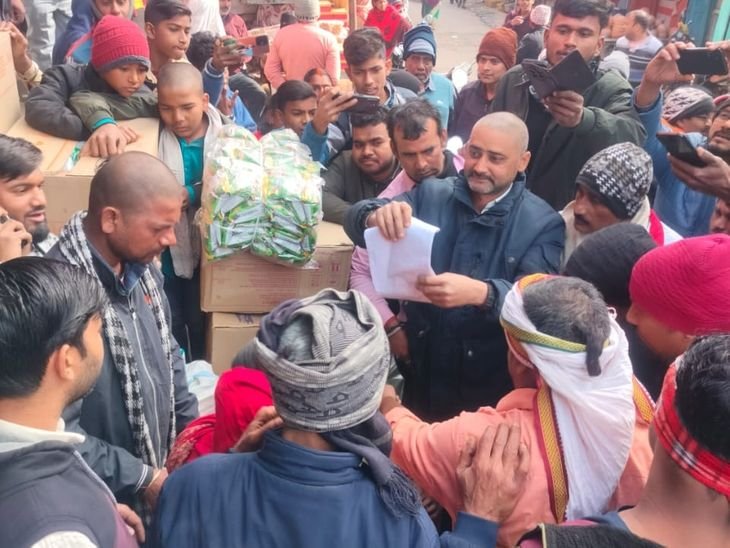 दोबारा उसी दुकान में चोरी करने आई महिला और पकड़ी गई | एक ही दुकान में चोरी करने वाली महिला पकड़ी गई: दो दिसंबर की चोरी के बाद फिर आई थी महिला, लोगों ने पकड़ी - koderma News