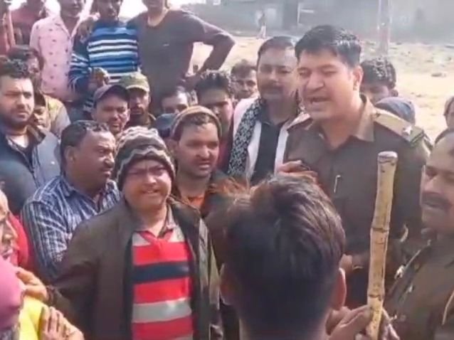 धनबाद में कोयला तस्करों के खिलाफ ग्रामीणों ने किया प्रदर्शन | एक दिन पहले टीचर्स ने किया था हमला, बैरल भी की थी - धनबाद समाचार