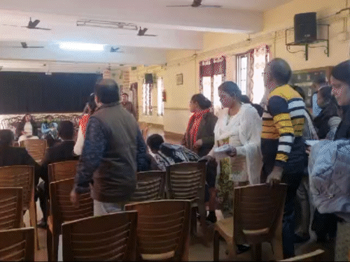 धनबाद में छात्राओं से शर्ट उतरवाने का मामला; जांच पूरी | डेड कार्मेल स्कूल की मालिक बोलीं-भावनाएं नष्ट हो गईं, तो सोरी: बेकार ने गैर-जिम्मेदार जिममेवारियों से अलग कर दिया; लड़की से शर्ट उतरने का मामला - धनबाद समाचार