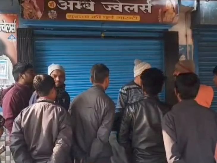 धनबाद में ज्वेलरी दुकान से ढाई लाख रुपये की चोरी | 20 ग्राम सोना और 25 हजार की चोरी भी ले गए - धनबाद समाचार