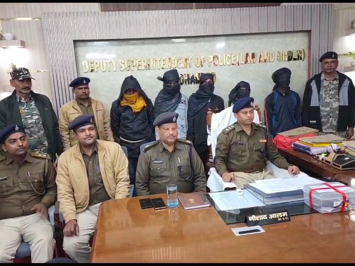 धनबाद में ट्रक पर गोली चलाने की घटना का खुलासा | ट्रक में रखे गए थे गोली कांड का खुलासा: नाबालिग समेत छह गिरफ्तार, खैनी नहीं दी थी पर थी मारी गोली - धनबाद समाचार