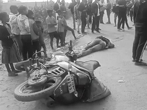 धनबाद में तेज रफ्तार ट्रेलर ने ली जान | कबाड़ में प्लाजा टेलीकॉम ने ली जान: युवाओं के सिर पर चढ़ाया सामान, पिज्जा ने की मांग, सड़क जाम खुली - धनबाद समाचार