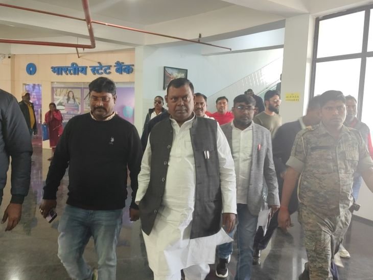 धनबाद में हिंसक झड़प मामले में डीसी से मिले सांसद | हिंसक मामले में न्यूनतम ने की डीसी से मुलाकात: चंद्रप्रकाश चौधरी बोले- बीसीसीएल प्रबंधन की गलती से हुई थी घटना, मैं तो दिल्ली में - धनबाद समाचार