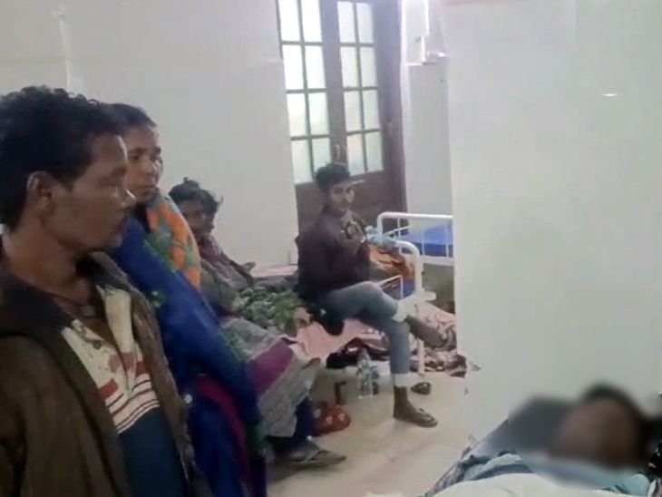 नहीं मिली एंबुलेंस, बाइक से ले गए अस्पताल; बेटा मर गया | मूर्ति नहीं मिला, बाइक से लेकर अस्पताल; बेटे की मौत: पिता ने कहा-अगर समय पर पिता मिल जाए तो बच जाऊं - चाईबासा (पश्चिम सिंहभूम) समाचार