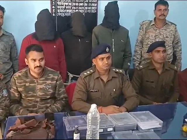 नोट्स बनाने का नाटक करके लोगों को धोखा देने के लिए इस्तेमाल किया, तीन गिरफ्तार | नोट kasauta rayr क क थे थे थे थे थे थे थे थे थे थे थे थे थे क क क क क क क क क क क क क क क क क क क क क क