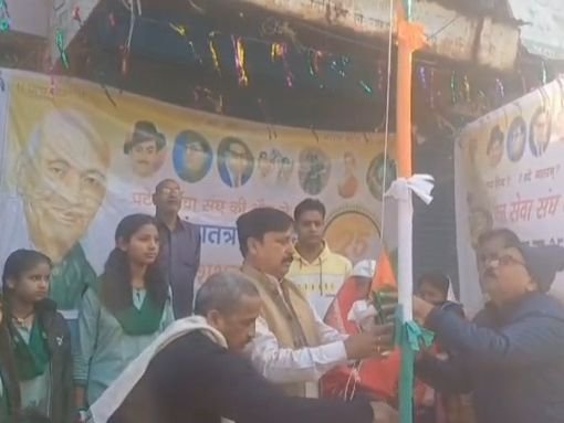 पटेल चौक पर महिला सफाईकर्मी ने फहराया तिरंगा, 25 साल से समाज के वंचित वर्ग को मिल रहा सम्मान | जामताड़ा में रूढ़िवादी परंपरा: पटेल चौक पर महिला सफाई कर्मी ने 25 साल से समाज के आरक्षण वर्ग को मिल रहा सम्मान - जामताड़ा न्यूज़