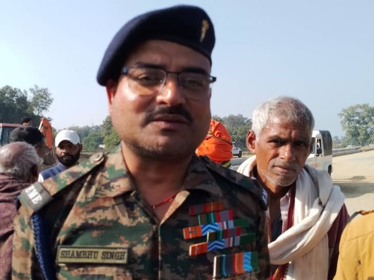 पलामू में नशे में धुत रिटायर फौजी ने मचाया उत्पात | बिहार के युवा ने झारखंड में बनाया तटबंध: बिहार के युवा ने झारखंड में बनाया तटबंध, ज्वालामुखी-थाना के प्रभारी से भरा जंगल - पलामू समाचार