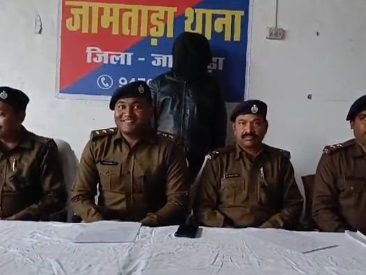 पुलिस की वर्दी में डकैती करने वाले गिरोह का पर्दाफाश | पुलिस की डकैती में डकैती करने वाले गिरोह का खुलासा: जामताड़ा-देवघर पुलिस ने 2 डकैती, तीन डकैती करने वाले गिरोह का खुलासा किया - जामताड़ा न्यूज़