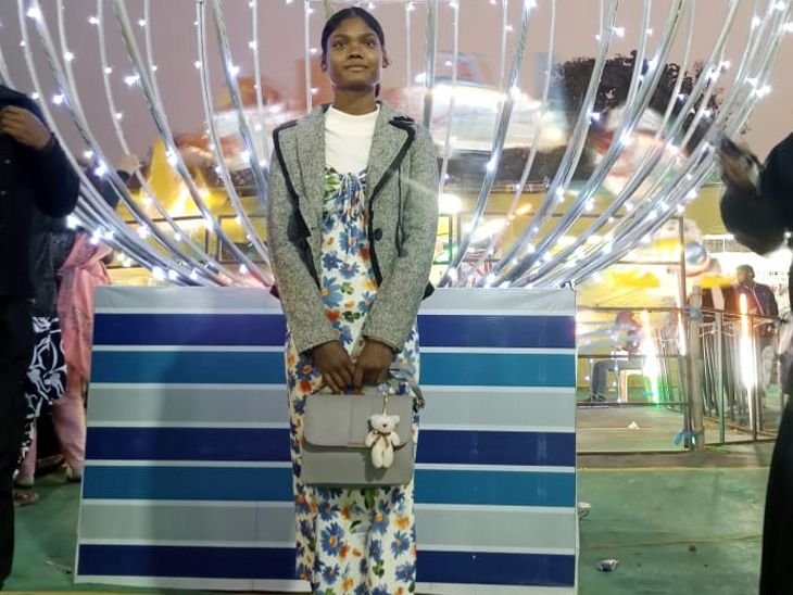 फंदे से लटका मिला नाबालिग लड़की का शव | बेटे से लटकती मिली नाबालिग लड़की की मौत: बचपन से रह रही थी नानी के घर, 3 बहनों में थी सबसे छोटी - Godda News