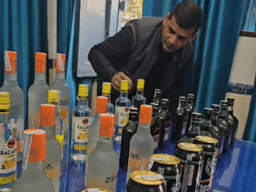 बिहार ले जाई जा रही थी अवैध शराब | बिहार ले जा रहे थे अवैध शराब: कोडरमा आरपीएफ ने 4 तस्करों को पकड़ा, सभी जिलों में रहने वाले थे - koderma News