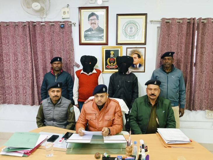 बिहार से पकड़े गए शराब दुकान के लुटेरे | बिहार से लूटे गए शराब दुकान के लुटेरे: गोड्डा में 82 हजार की शराब और 72 हजार की लूट, दो का आपराधिक रिकॉर्ड - गोड्डा न्यूज़