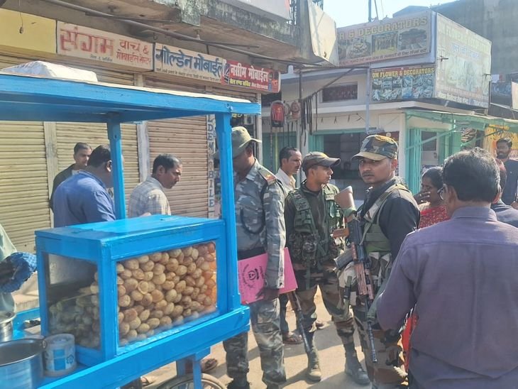 बैंक से पैसे निकालकर गोलगप्पे खा रही महिला से लूट | बैंक से पैसे ले लो-गप्पा खा रही महिला से लूट: लाटेहार में 25 हजार रुपये लेकर भर गए चीना, बाइक से आए थे दो बदमाश - Latehar News