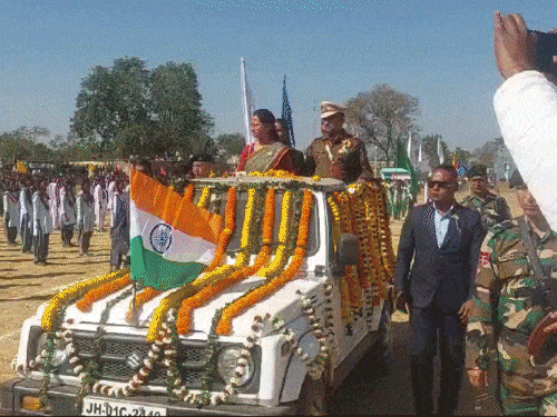 मंत्री शिल्पी नेहा तिर्की ने बेडडो में झंडा फहराया | बेड़ो में kthirी शिल ktaut kayrach ने ने ने ने kayta झंडोत kaytaurे ने हमें हमें हमें हमें हमें हमें हमें kaytasaura yasamata yasaura yadaura yasaura yasaura yabata yasa yama taya