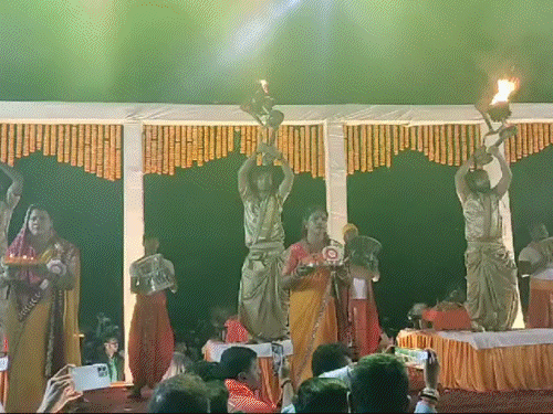 मकर संक्रांति पर दुमुखानी संगम पर भव्य गंगा आरती | मकर संक्रांति पर दुमुहानी संगम में भव्य गंगा आरती: 5100 दीपों से जगमगया संगम घाट, वाराणसी और हरिद्वार का दृश्य दर्शन -जमशेदपुर (पूर्वी सिंहभूम) समाचार