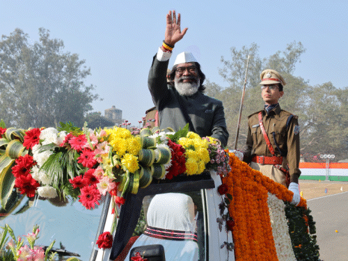 रांची में राज्यपाल और दुमका में सीएम ने फहराया झंडा | रांची में गवर्नर, अस्पताल में सीएम ने दी छुट्टी