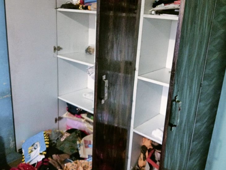 रामगढ़ में 5 लाख रुपये के आभूषण की चोरी | आर्केस्ट्रा में पांच लाख की दुकानें: बंदा घर का ग्रिल और लॉकर की दुकान, पूरा परिवार था आर्किटेक्ट में - रामगढ़ (झारखंड) समाचार