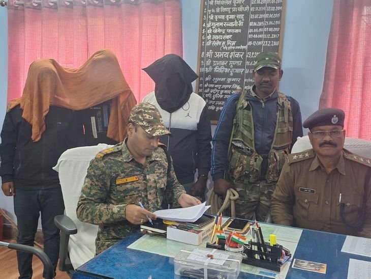 लेवी मांगने के आरोप में तीन अपराधी गिरफ्तार | लेवी के आरोप में तीन अपराधी गिरफ्तार: फोरलेन कंस्ट्रक्शन में मंसूबों और कैदियों के बीच थी रंगदारी, तीन अभियुक्तों की गिरफ्तारी - Latehar News