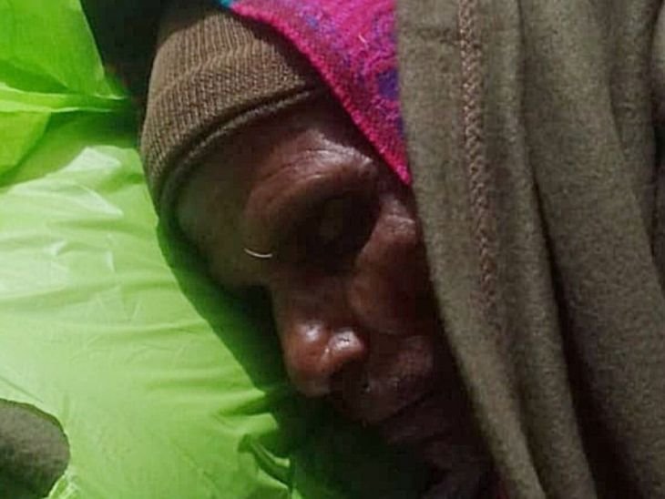 विस्फोट की चपेट में आया चरवाहा | गोलियों की बौछार में आया चरवाहा: बम किरण से उड़ी हाथ की तीन उंगलियां, गोलियों की बौछार के बीच हादसा - पलामू समाचार