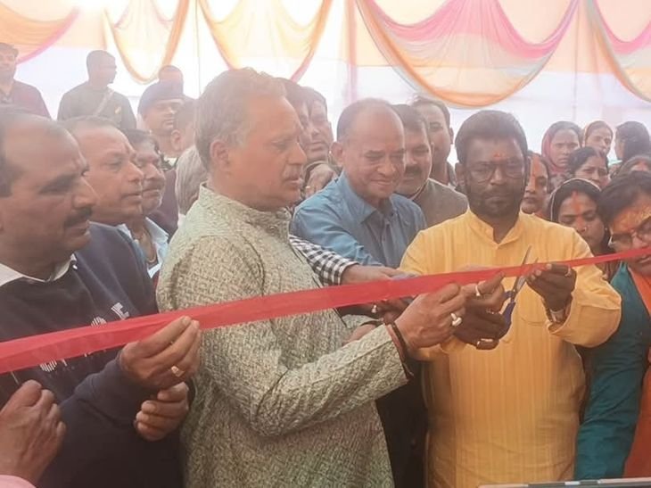 शिव शनिदेव मंदिर पर भव्य भोज का आयोजन किया गया | शिव शनि देव मंदिर में भव्य भंडारे का आयोजन: वार्षिक वार्षिकोत्सव पर पूर्व शिक्षा मंत्री ने किया उद्घाटन, 5000 श्रद्धालुओं ने लिया प्रसाद - Latehar News