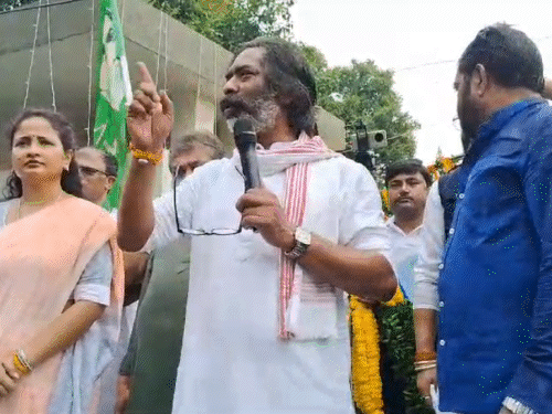 सीएम हेमंत के पास कुल संपत्ति 25,33,87,953 रुपये है | सीएम बिल्डर्स के पास ₹25,33,87,953 की कुल संपत्ति: देश के 8वें सबसे अमीर मुख्यमंत्री, हीरों के हारे का है शौक़ीन, एडीआर रिपोर्ट से ताज़ा - रांची न्यूज़