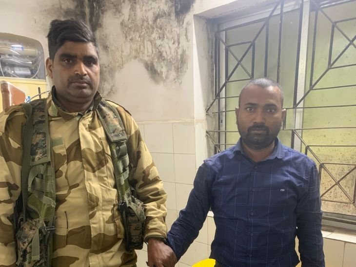 हज़ारीबाग़ में रिश्वत लेते रंगे हाथ पंचायत सचिव गिरफ्तार | पंचायत सचिव रिश्वत रंगे हाथों में गिरफ़्तार: आवास योजना की तीसरी किस्त के लिए किरायेदार, सचिवालय सचिवालय ने की कार्रवाई - हज़ारीबाग़ न्यूज़