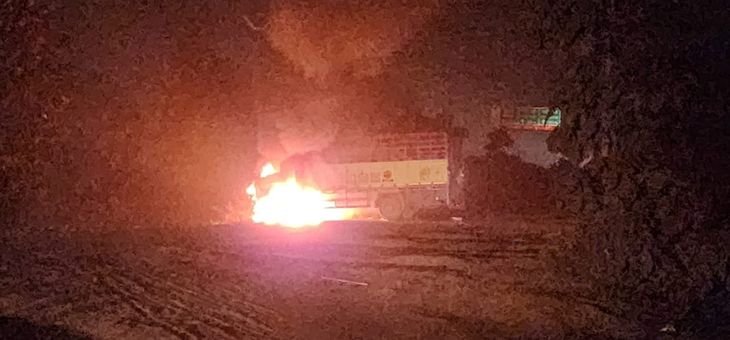 हाइवा से टक्कर के बाद ट्रक में लगी आग, ड्राइवर झुलसा, क्लीनर घायल | हाइवा से टक्कर के बाद ट्रक में लगी आग, ड्राइवर झुलसा, खलासी घायल - Dumka News