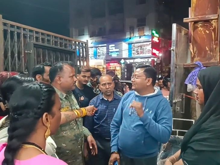 Eunuch ने पैसे के लिए कहा, दुकानदार ने धनबाद में एक हथौड़ा से हमला किया | किनthaur ने kayna, kanahabair t ने kana हथौड़ी से से से से से से से से से के के ने ने ने ने ने ने ने ने लोगों ने ने ने ने ने लोगों ने ने ने के ने लोगों ने लोगों ने ने लोगों ने ने लोगों के लोगों ने ने लोगों ने ने ने ने