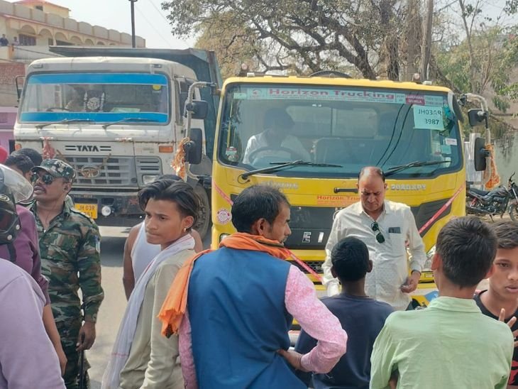 HIVA ने पालमू में दो लोगों को मार डाला | पलामू में हाइवा ने दो लोगों की जान ली: हेलमेट पहने युवक की मौत, बहन को परीक्षा दिलाकर लौट रहे भाई की मौत - Palamu News