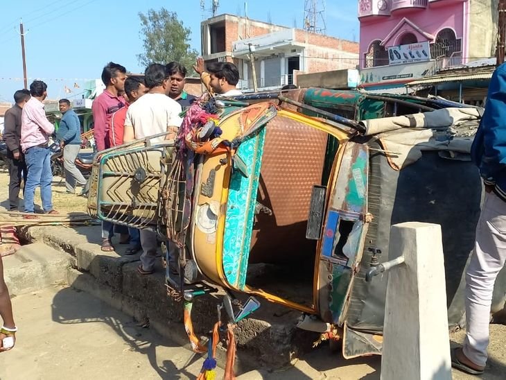 अनियंत्रित टेम्पो पलट गया, ड्राइवर नशे में था | अनियंत्रित टेंपो पलटा, शराब के नशे में था चालक: सवार 6 यात्री घायल, लोगों ने पहुंचाया अस्पताल; तमाम