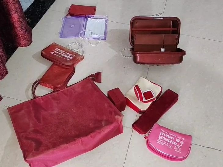 एक बंद घर से चोरी की गई 10 लाख रुपये के आभूषण और नकदी | बंद ray से 10 kayta के rayraun r औ rir कैश कैश कैश कैश कैश कैश छत छत छत छत के के के के के के के छत छत छत छत छत छत छत छत छत छत छत छत छत