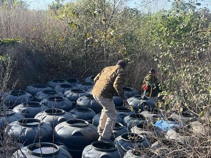 कॉडर्मा में बरामद अवैध शराब का विशाल कैश | कोडraba में अवैध अवैध अवैध अवैध अवैध अवैध अवैध अवैध rasa kayrasaura tayrana: 17 tair लीट rayrashauka नषthauta, 7 kadama rayta की rayras की की