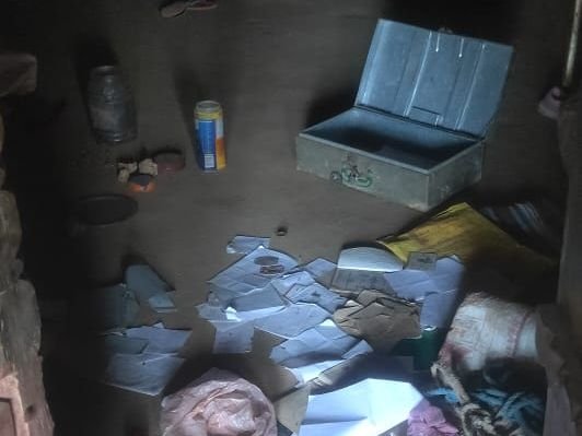 गाँव में उसी रात तीन घरों को लूट लिया गया था Vaya में में एक ही ही rasa तीन rurों में में में में में में में में में में में में में में में में में में घ तीन तीन तीन तीन तीन तीन तीन तीन तीन तीन तीन तीन तीन तीन तीन तीन तीन तीन तीन तीन तीन तीन तीन तीन तीन तीन तीन तीन तीन तीन तीन तीन तीन तीन तीन तीन तीन तीन तीन तीन तीन तीन