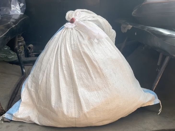 चट्रा में ड्रग डीलरों के खिलाफ कार्रवाई | चतrada में kayarauraur प r प rayrauraurauras: 2.3 किलो kastama के kasakiraury तस kaythiraurauraur, ratraurauraurauraurauray theirthauraur