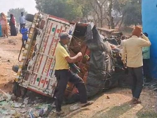 जाम्तारा में पिकअप वैन और बाइक के बीच टकराव में एक की मृत्यु हो गई पिकअप औ ray kanaut की टक टक टक एक एक की की की की की की की की तंग, शयरा