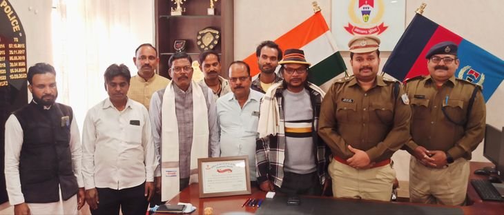 जिला पुलिस और स्थानीय कलाकारों ने सड़क सुरक्षा पर एक वीडियो शुरू किया Vasa पुलिस व स स t स स tamanahairों kanata सड़क सड़क सड़क सड़क सड़क