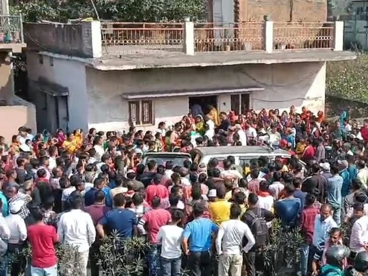 तीन के शवों को एक ही एम्बुलेंस में रामगढ़ लाया गया था तीन युवकों का शव एंबुलेंस से लाया गया रामगढ़: यूपी में सड़क हादसे का हुए थे शिकार, तीन का इलाज जारी - Ramgarh (Jharkhand) News