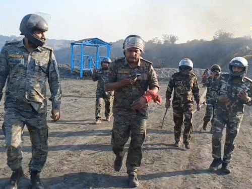 धनबाद में आउटसोर्सिंग कंपनी और ग्रामीणों के समर्थकों के बीच हिंसक झड़प | Thirch कंपनी कंपनी के के सम के rircuraun ग ग के के बीच बीच के बीच के बीच के बीच के बीच तंग आयमारस, 7 7 किला