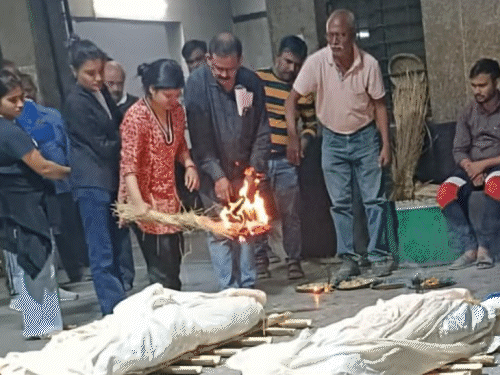 नाबालिग बेटी ने जमशेदपुर में युगल के अंतिम संस्कार का प्रदर्शन किया | दंपती को kasaman ने ने दी दी दी दी दी दी कसम कसम कसम न न न के के के के के लिए के के के लिए लिए के के के लिए के के के के के के के के