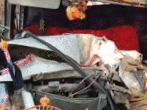 पिकअप वैन पालमू में कव्वाली सुनने के बाद लौटते समय एक ट्रक से टकरा गई कव्वाली सुन लौटते समय पिकअप वैन ट्रक से टकराई: एक की मौत, 8 साल की बच्ची समेत 5 घायल; Vayan को आई थी झपकी झपकी - पालमू न्यूज