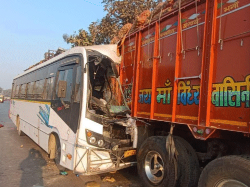 प्रार्थना से लौटने वाली बस हजरीबघ में एक दुर्घटना के साथ मिली | क्योरहमदाहर, अटेरक्यरहमक्युरक्य्य्युर: